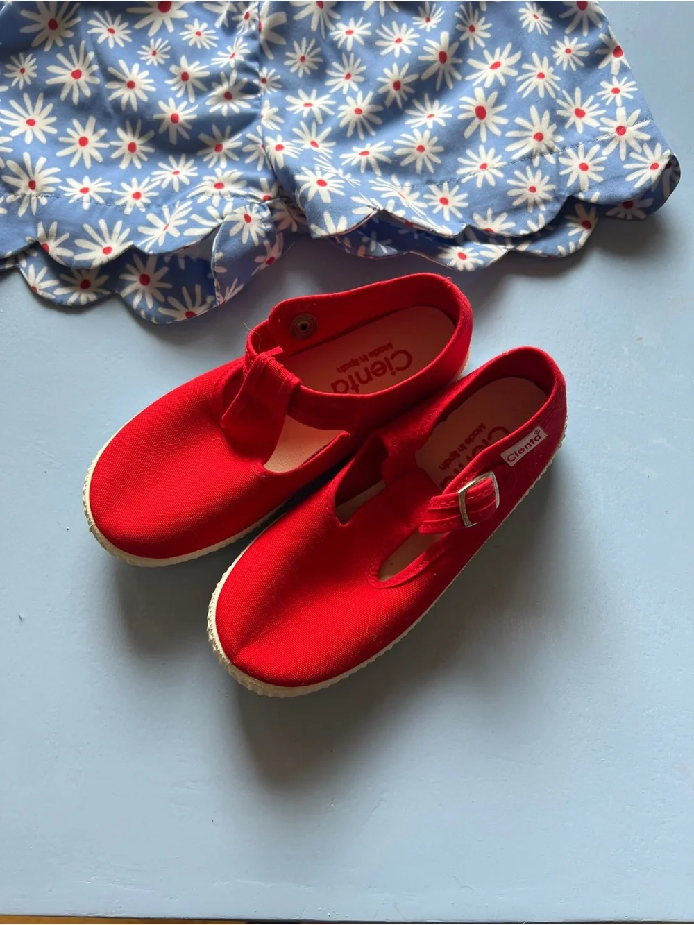 Red Cientas Size 29 fit a 5 or 6 year old in my opinion
